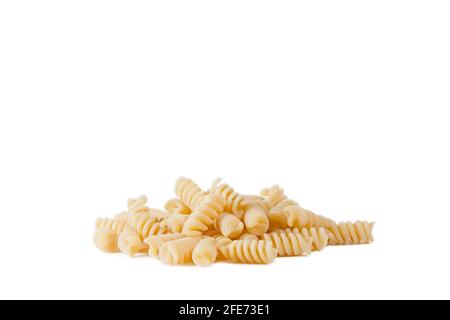Tipo di pasta italiana: Fusilli. Fusilli su sfondo bianco. Foto Stock