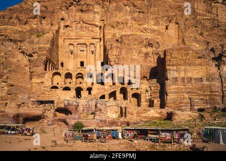 Tombe reali al massiccio roccioso Jabal al Khubtha a Petra, giordania Foto Stock