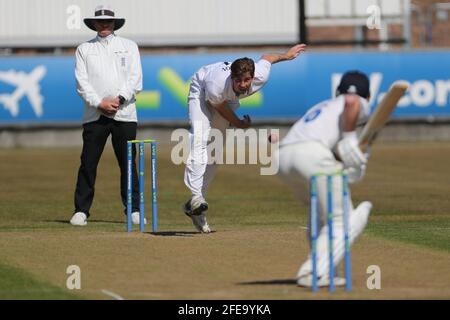 CHESTER LE STREET, REGNO UNITO. 23 APRILE ben Aitchinson del bowling del Derbyshire durante la partita del campionato della contea di assicurazione LV= tra il club di cricket della contea di Durham e il club di cricket della contea di Derbyshire a Emirates Riverside, Chester le Street venerdì 23 aprile 2021. (Credit: Mark Fletcher | MI News) Foto Stock