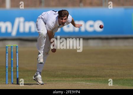 CHESTER LE STREET, REGNO UNITO. 23 APRILE ben Aitchinson del bowling del Derbyshire durante la partita del campionato della contea di assicurazione LV= tra il club di cricket della contea di Durham e il club di cricket della contea di Derbyshire a Emirates Riverside, Chester le Street venerdì 23 aprile 2021. (Credit: Mark Fletcher | MI News) Foto Stock