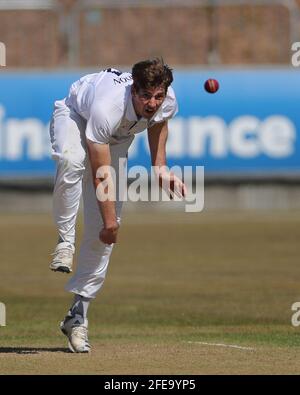 CHESTER LE STREET, REGNO UNITO. 23 APRILE ben Aitchinson del bowling del Derbyshire durante la partita del campionato della contea di assicurazione LV= tra il club di cricket della contea di Durham e il club di cricket della contea di Derbyshire a Emirates Riverside, Chester le Street venerdì 23 aprile 2021. (Credit: Mark Fletcher | MI News) Foto Stock