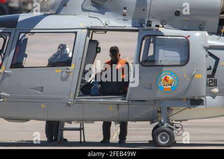 Badung, Bali, Indonesia. 24 Apr 2021. L'equipaggio dell'aeronautica di Bali preparerà l'aereo a causa dell'incidente sottomarino mancante. Una conferenza stampa tenutasi alla base dell'aeronautica militare di Bali a causa dell'applicazione dello status del sommergibile indonesiano KRI Nanggala 402. Il sommergibile della Marina indonesiana con 53 persone a bordo ha perso il contatto il 21 aprile 2020 all'oceano di Bali e dichiarato affondato oggi con il recupero dei detriti. Credit: Dicky Bisinglasi/ZUMA Wire/Alamy Live News Foto Stock