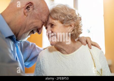 Felice coppia senior insieme a casa Foto Stock