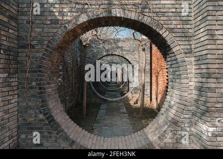 Giardino paesaggistico e architettura in Pechino Red-Brick Art Gallery Foto Stock