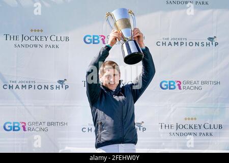 Harry Skelton festeggia con il suo trofeo Champion Jockey per la stagione di caccia nazionale 2020-21 al Sandown Park Racecourse, Esher. Data immagine: Sabato 24 aprile 2021. Foto Stock