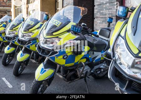 LONDRA, UK - Settembre 10 2020: Un gruppo di 5 motociclette della polizia metropolitana di Londra parcheggiate in una linea Foto Stock