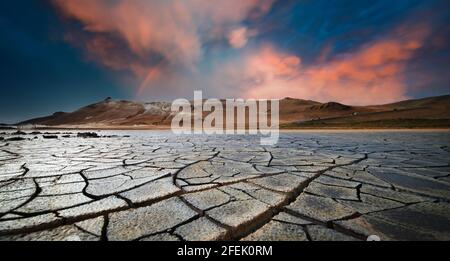 Terreni secchi nel deserto. Rotto la crosta del suolo Foto Stock