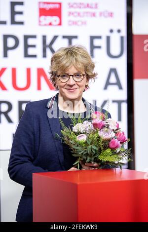 Monaco, Germania. 24 Apr 2021. Natascha Kohnen, ex presidente di stato della SPD in Baviera, tiene un bouquet di fiori che ha ricevuto come congedo alla festa dopo il suo discorso di addio ad una conferenza di partito di stato digitale della SPD bavarese presso la sede dello stato della SPD. Credit: Attias Balk/dpa/Alamy Live News Foto Stock