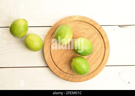 Diverse calce biologica con vassoio rotondo di bambù, su un tavolo di legno dipinto. Foto Stock