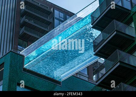 LONDRA, REGNO UNITO. 24 aprile 2021. La prima Sky pool del mondo, che si stende su 10 piani in cima a due edifici residenziali, si estende per 25 metri vicino ai Embassy Gardens nella parte sud-occidentale di Londra ed è aperta ai residenti dal 19 maggio 2021. Credit amer Ghazzal/Alamy Live News Foto Stock