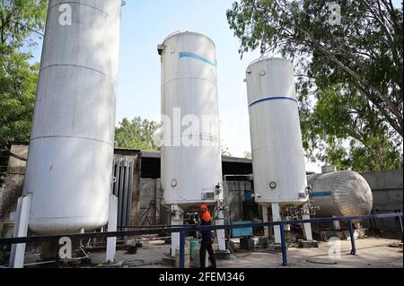 Prayagraj, Uttar Pradesh, India. 24 Apr 2021. Prayagraj: Un operatore controlla la pressione dell'ossigeno in un impianto ad ossigeno a Prayagraj sabato 24 aprile 2021. Credit: Prabhat Kumar Verma/ZUMA Wire/Alamy Live News Foto Stock