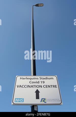 indicazioni per un centro di vaccinazione covid-19 allo stadio harlequins, o il twickenham stoop, twickenham, middlesex, inghilterra Foto Stock