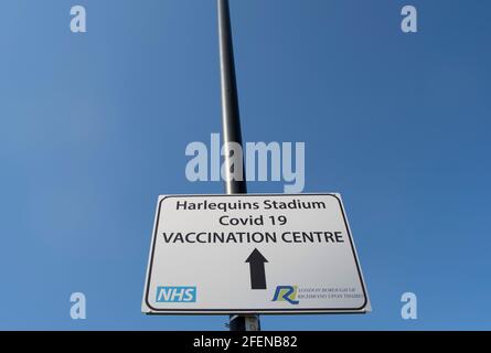indicazioni per un centro di vaccinazione covid-19 allo stadio harlequins, o il twickenham stoop, twickenham, middlesex, inghilterra Foto Stock