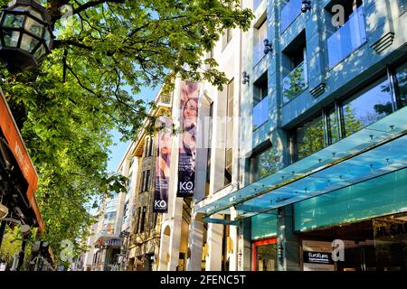 La via dello shopping di lusso Königsallee a Düsseldorf, soprannominato 'Kö' dalla gente del posto. Foto Stock
