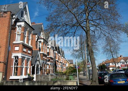 case vittoriane di fronte alla baia a teddington, middlesex, inghilterra, che in primo piano con una targa blu come il 1899 luogo di nascita del coward noel Foto Stock