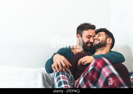 Felice coppia gay che ha momenti teneri in camera da letto - omosessuale relazione d'amore e concetto di uguaglianza di genere Foto Stock