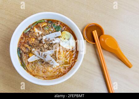 Vista dall'alto di semplici tagliatelle di gamberi o mee di hokkien, cibo popolare a Penang, Malesia Foto Stock