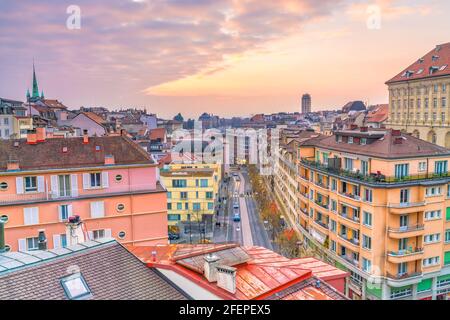 Skyline della città di Losanna in Svizzera al tramonto Foto Stock