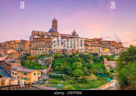 Skyline del centro di Siena in Italia al crepuscolo Foto Stock