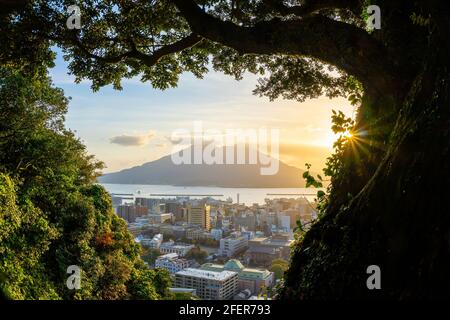 Kagoshima città skyline città centro città con il vulcano Sakurajima a Kyushu, Giappone all'alba Foto Stock