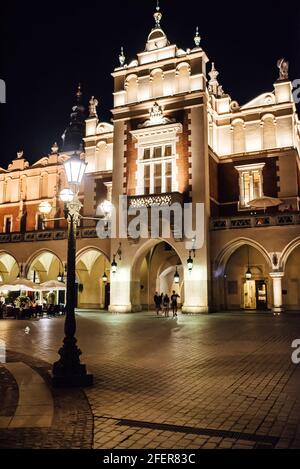 Notte vecchia area commerciale di Cracovia nelle luci dei lampioni. La vecchia Europa. Foto Stock