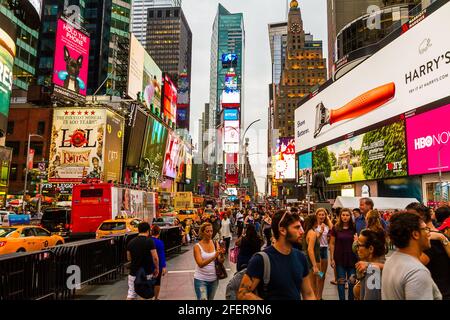 Times Square in un pomeriggio occupato wıth pieno di turisti e traffico pesante Foto Stock