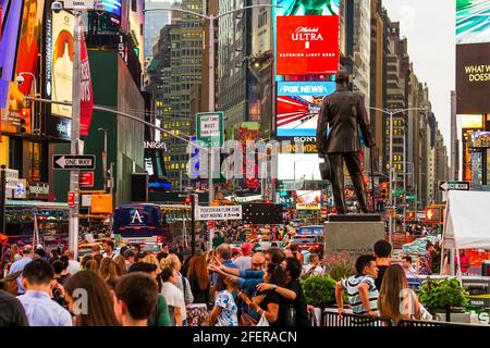 Folle di persone a Times Square presso la statua del cappellano Francesco P. Duffy Foto Stock