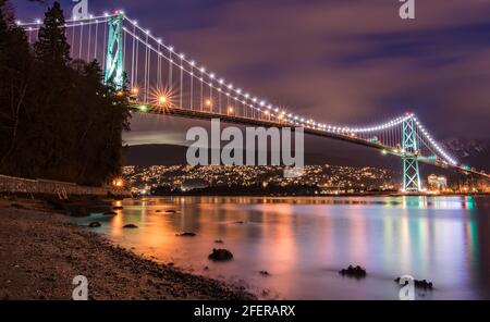 Essa è stata un chiaro unseasonably giornata invernale qui a Vancouver così ho guidato fino al Parco di Stanley per scattare alcune foto. Questo è il Ponte Lions Gate durante anche Foto Stock