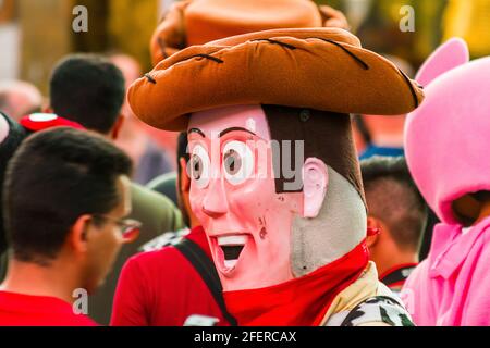 Primo piano di un uomo in costume Sheriff Woody da Toy Story a Times Square in una giornata estiva Foto Stock