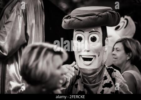 Immagine in bianco e nero di un primo piano di un Uomo in costume Sheriff Woody (Toy Story) a Times Square Foto Stock