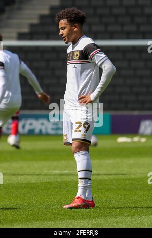 MILTON KEYNES, INGHILTERRA. 24 APRILE: Milton Keynes Dons Matthew Sorinola prima della Sky Bet League uno partita tra MK Dons e Swindon Town allo Stadio MK, Milton Keynes sabato 24 aprile 2021. (Credit: John Cripps | MI News) Credit: MI News & Sport /Alamy Live News Foto Stock