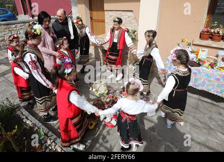 Il Lazarki Day è un tradizionale giorno festivo bulgaro. Le ragazze che sono diventate donne durante l'ultimo anno si chiamano Lazarki. Le ragazze decorano in un colorato Foto Stock