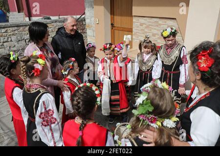 Il Lazarki Day è un tradizionale giorno festivo bulgaro. Le ragazze che sono diventate donne durante l'ultimo anno si chiamano Lazarki. Le ragazze decorano in un colorato Foto Stock