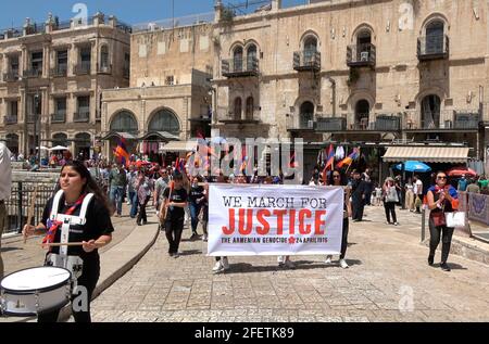 GERUSALEMME, ISRAELE - 23 APRILE: I membri della comunità armena marciano con le bandiere nazionali armene per commemorare il 24 aprile 2021 il genocidio armeno nella città vecchia, a Gerusalemme, Israele. Il giorno della memoria del genocidio o il giorno della memoria del genocidio, è osservato dagli Armeni nelle comunità disperse intorno al mondo il 23 aprile . Si tiene ogni anno per commemorare le vittime del genocidio armeno da parte dell'Impero Ottomano dal 1915 al 1923. Foto Stock