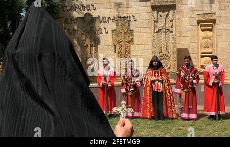 GERUSALEMME, ISRAELE - 24 APRILE: I membri della Chiesa Apostolica Armena prendono parte ad una cerimonia di commemorazione del 106° anniversario del genocidio armeno al memoriale del genocidio armeno nella città vecchia, il 24 aprile 2021, a Gerusalemme, Israele. Il giorno della memoria del genocidio o il giorno della memoria del genocidio, è osservato dagli Armeni nelle comunità disperse intorno al mondo il 24 aprile . Si tiene ogni anno per commemorare le vittime del genocidio armeno da parte dell'Impero Ottomano dal 1915 al 1923. Foto Stock