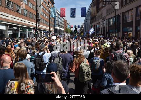 Oxford Street, Londra, Regno Unito 24 aprile 2021. Una grande protesta anti-blocco e anti-vaccino nel centro di Londra. Credit: Matthew Chpicle/Alamy Live News Foto Stock