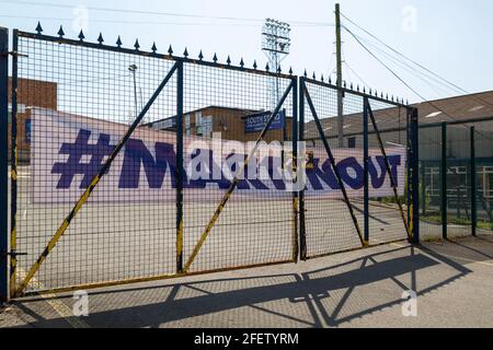 Southend-on-Sea, Regno Unito. 24 Apr 2021. I sostenitori di Southend United protestano fuori Roots Hall prima del gioco League 2 con Leyton Orient. Molti sostenitori sono sconvoluti con l'attuale proprietario Ron Martin, che è stato presidente del Southend United Football Club dal 2000. Il club fa parte della Football League da quando sono stati ammessi per la prima volta nel 1920. Penelope Barritt/Alamy Live News Foto Stock