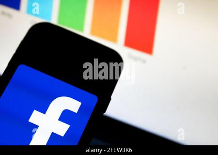 In questa illustrazione fotografica viene visualizzato un logo dell'app social media Facebook sullo smartphone. Foto Stock