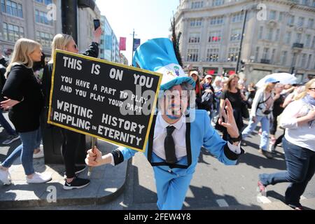Londra, Inghilterra, Regno Unito. 24 Apr 2021. Migliaia di persone hanno marciato su Oxford Street di Londra in Unite per la libertà per protestare contro le restrizioni del coronavirus nel Regno Unito. I manifestanti portavano cartelli contro il blocco, le maschere e i vaccini. Credit: Tayfun Salci/ZUMA Wire/Alamy Live News Foto Stock
