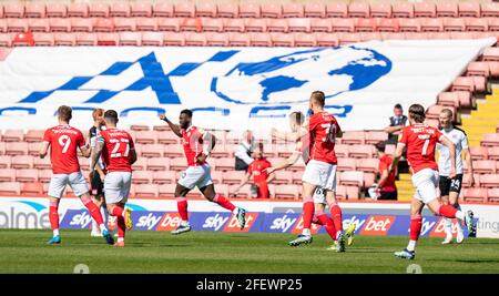 24 aprile 2021, Oakwell Stadium, Barnsley, Yorkshire, Inghilterra; Campionato di calcio inglese della Lega di calcio, Barnsley FC contro Rotherham United; la squadra di Barnsley celebra Carlton Morris di Barnsley primo goal diretto per 1-0 nel minuto 2 Foto Stock