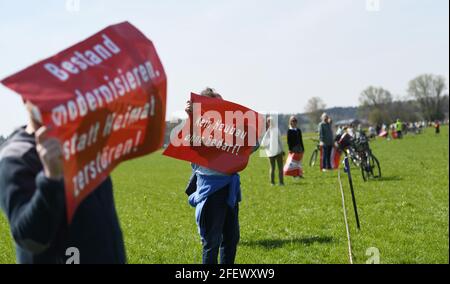 24 aprile 2021, Baviera, Rosenheim: I partecipanti ad un'iniziativa dei cittadini nella valle dell'Inn protestano fortemente contro la rotta prevista per l'approccio nord del Brennero. Con una 'ondata di rumore' protestarono contro la nuova costruzione di una linea ferroviaria a doppio binario attraverso la valle della locanda bavarese. Secondo gli organizzatori, tra le 4,500 e le 5,000 persone hanno preso parte alla protesta lungo il percorso previsto da Ostermünchen a Oberaudorf; la polizia ha parlato di ben 2,500 partecipanti. Foto: Angelika Warmuth/dpa Foto Stock