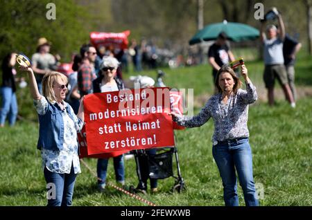 24 aprile 2021, Baviera, Rosenheim: I partecipanti ad un'iniziativa dei cittadini nella valle dell'Inn protestano fortemente contro la rotta prevista per l'approccio nord del Brennero, tenendo un cartello con l'iscrizione 'Modernize stock invece di distruggere casa!' Con una 'ondata di rumore' protestarono contro la nuova costruzione di una linea ferroviaria a doppio binario attraverso la valle della locanda bavarese. Secondo gli organizzatori, tra le 4,500 e le 5,000 persone hanno preso parte alla protesta lungo il percorso previsto da Ostermünchen a Oberaudorf; la polizia ha parlato di ben 2,500 partecipanti. Foto: Angelika Warmuth/dp Foto Stock