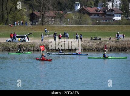 24 aprile 2021, Baviera, Rosenheim: Kayak con manifesti di protesta contro l'accesso nord del Brennero nella valle Inn pagaia sul fiume Inn. Si tratta di un luogo in cui deve essere costruito un nuovo ponte ferroviario. Con forti proteste, una cosiddetta "ondata di rumore", le iniziative dei cittadini avevano lanciato in diversi luoghi della valle dell'Inn contro la prevista nuova costruzione di una linea ferroviaria a doppio binario attraverso la valle dell'Inn bavarese. Secondo gli organizzatori, tra le 4,500 e le 5,000 persone hanno preso parte alla protesta lungo il percorso previsto da Ostermünchen a Oberaudorf; la polizia ha parlato di un buon 2,500 partecipi Foto Stock