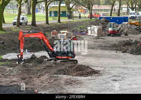 Pontypridd, Galles - Aprile 2021: Piccoli scavatori meccanici che vengono utilizzati per pulire il terreno di rifiuti a Pontypridd. Foto Stock