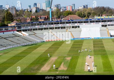 Edgbaston, Birmingham Regno Unito. 24 aprile 2021, veduta generale del campo di cricket di Edgbaston con il Birmingham City Centre sullo sfondo durante una partita del campionato della contea di assicurazione LV, tra Warwickshire ed Essex. Credit Nigel Parker/Alamy Live News Foto Stock