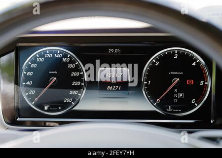 Quadro strumenti vettura, tachimetro, temperatura motore, computer di bordo,  indicatori, contachilometri, cruscotto Foto stock - Alamy