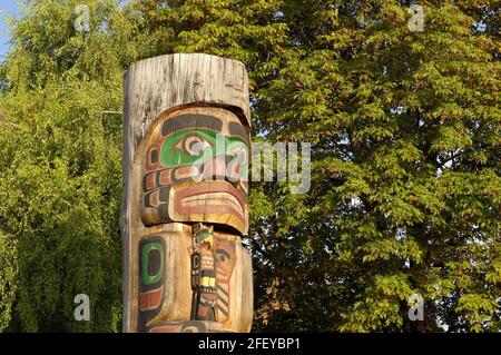 Cedar Man Holding Talking Stick - Carver: Richard Hunt 1988. Cowichan Valley, Vancouver Island, British Columbia, Canada. Foto Stock