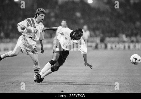 Inghilterra / Romania giocando un internazionale amichevole 12th ottobre 1994 a Wembley. Englands Ian Wright viene via con la palla dopo la Romania Tibor Selymes trys per ottenere possession.This immagine è legata da restrizioni Dataco su come può essere utilizzato. SOLO USO EDITORIALE non utilizzare con audio, video, dati, liste di eventi, logo di club/campionati o servizi “live” non autorizzati. L'uso in-match online è limitato a 120 immagini, senza emulazione video. Non è utilizzabile nelle scommesse, nei giochi o nelle pubblicazioni di singoli club/campionati/giocatori Foto Stock