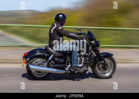 2014 Triumph Rocket 111 Roadster; motociclista; due ruote di trasporto, motocicli, veicolo su strade britanniche, motociclette, motociclisti di moto che guidano a Manchester, Regno Unito Foto Stock