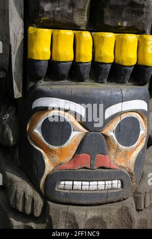 Eagle Holding Human Aover Eagle seduta su un uomo - Carvers: Harvey Alphonse e Nelson Canute 1987. Cowichan Valley, Vancouver Island, British Colum Foto Stock